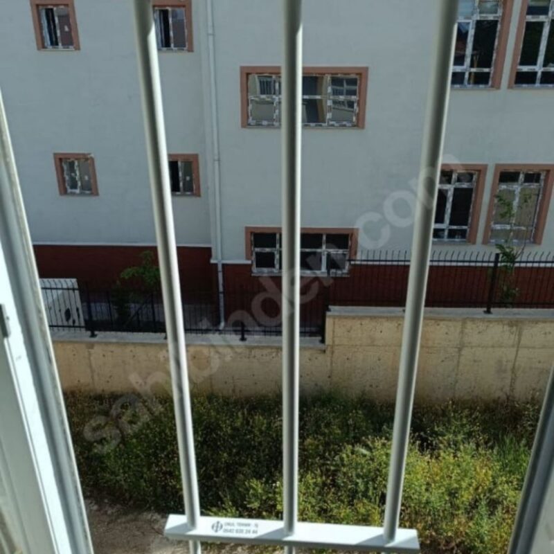 Okul ve kreşlerde çocuk güvenliği için uygulanan pencere bariyeri montaj örneği